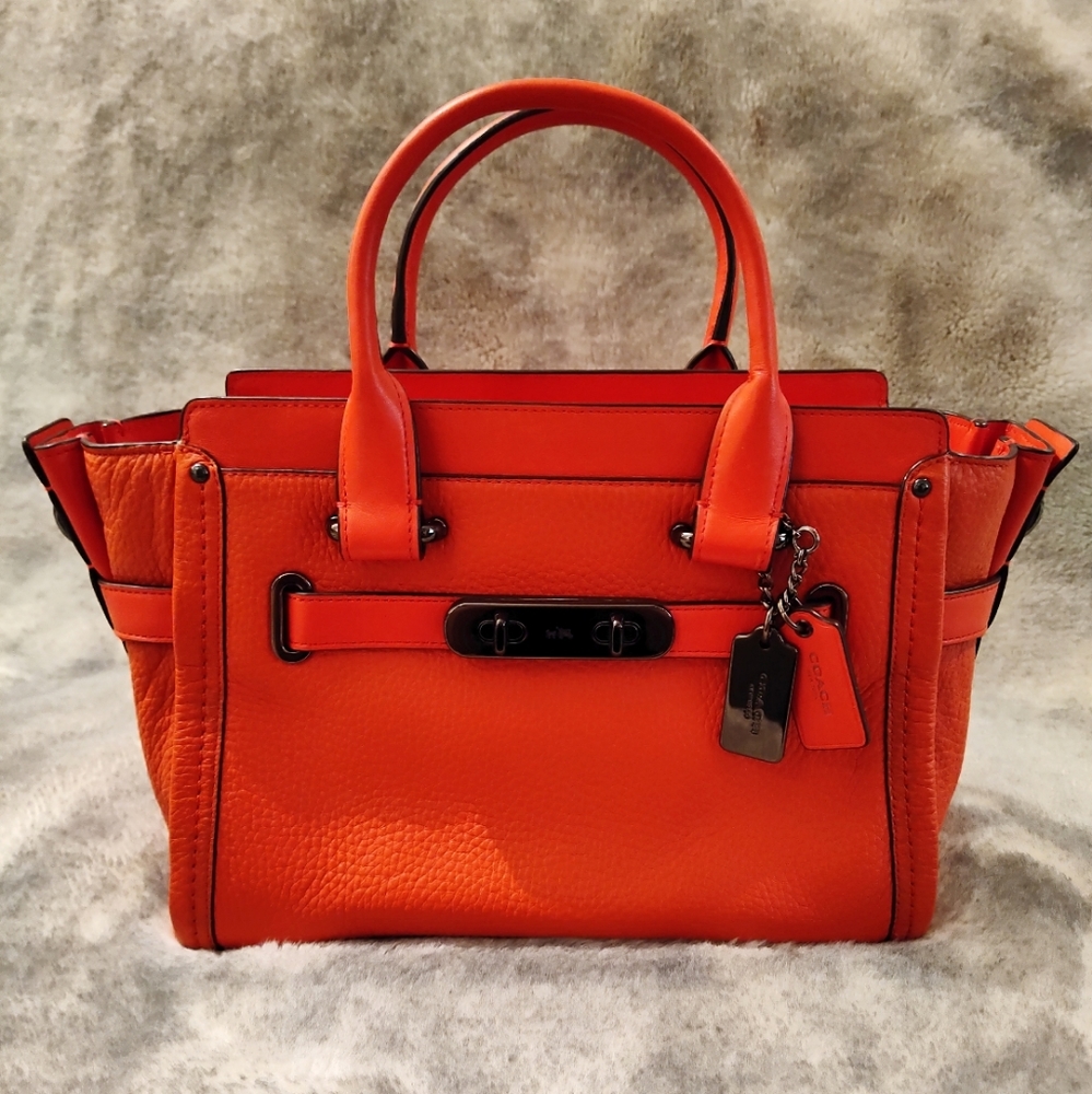 COACH Swagger 27 in Pebble Leather Handbag